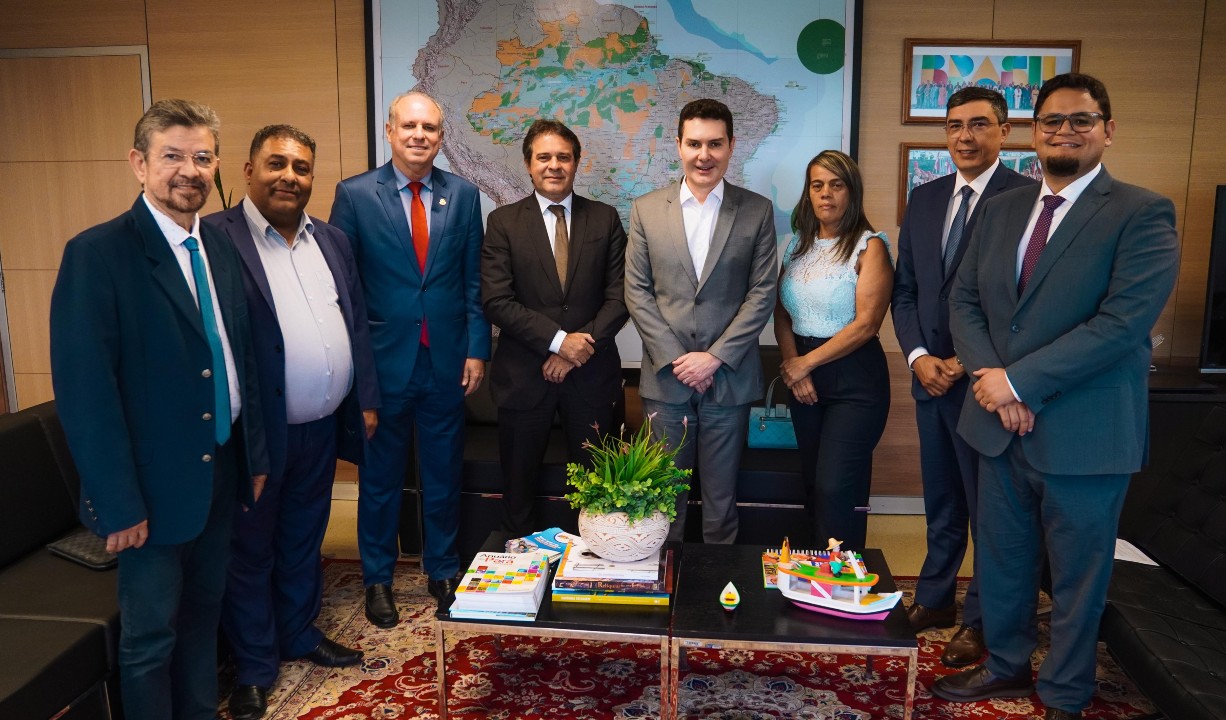 grupo de pessoas posa para a foto